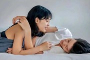 搂着双子女睡觉好吗_会影响感情吗