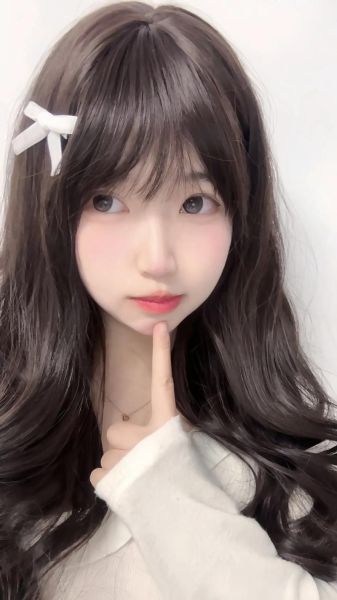 圆脸双子女适合什么发型_圆脸双子女穿衣显瘦技巧