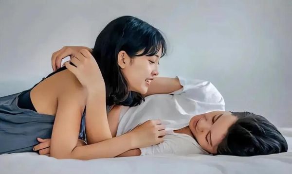 搂着双子女睡觉好吗_会影响感情吗